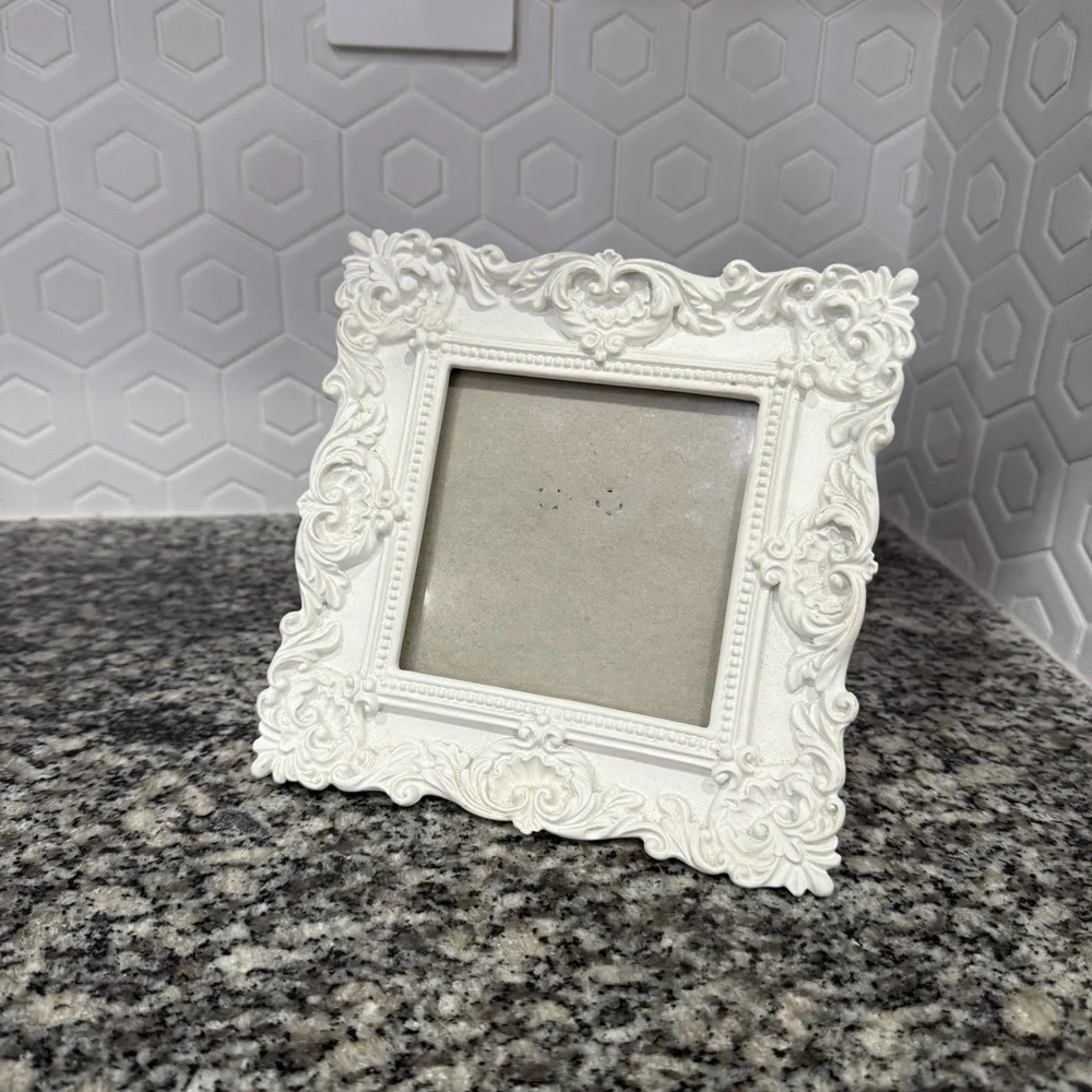 Francesca's‎ White Regal Cutesy Picture Frame